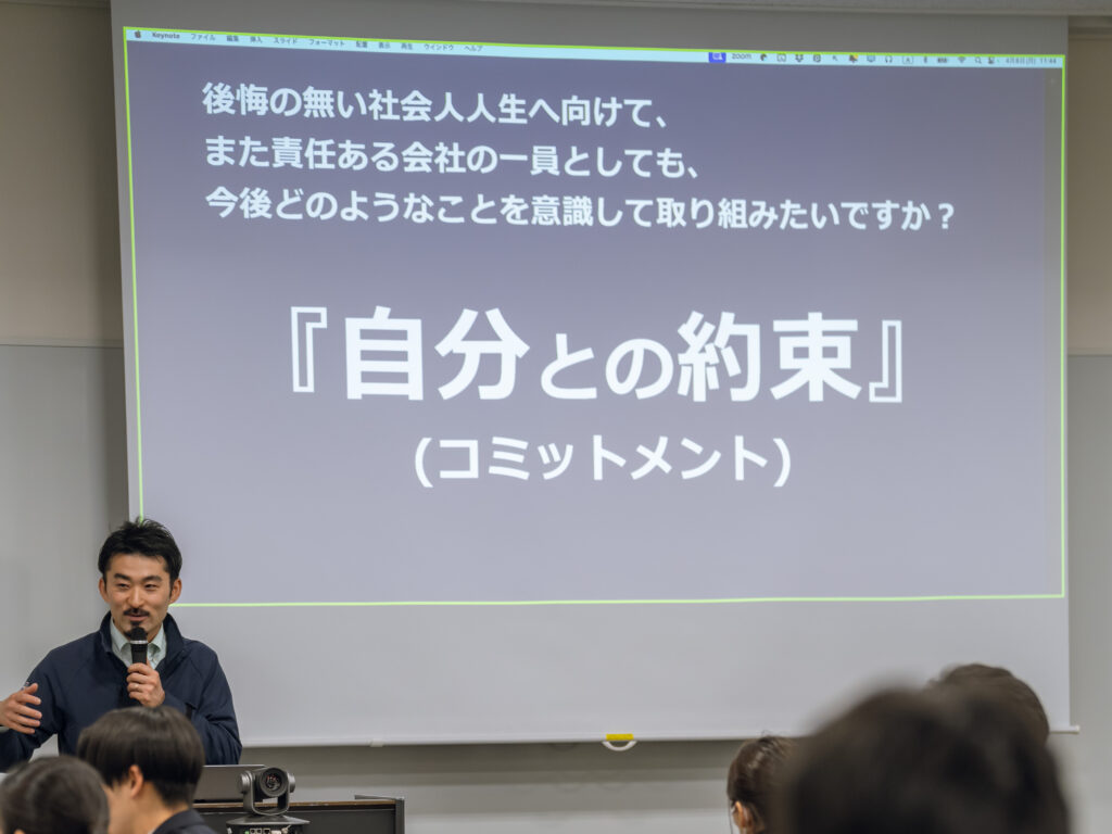 alt="新入社員研修を進行する有限会社エッセンシャルエデュケーションセンター(EEC)代表の田中翔紘"