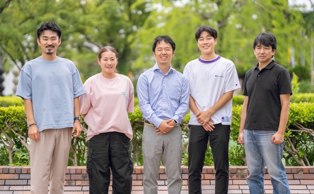 alt="有限会社エッセンシャルエデュケーションセンターのスタッフ5名"