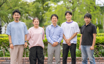 エッセンシャルエデュケーションセンターのスタッフ5名。