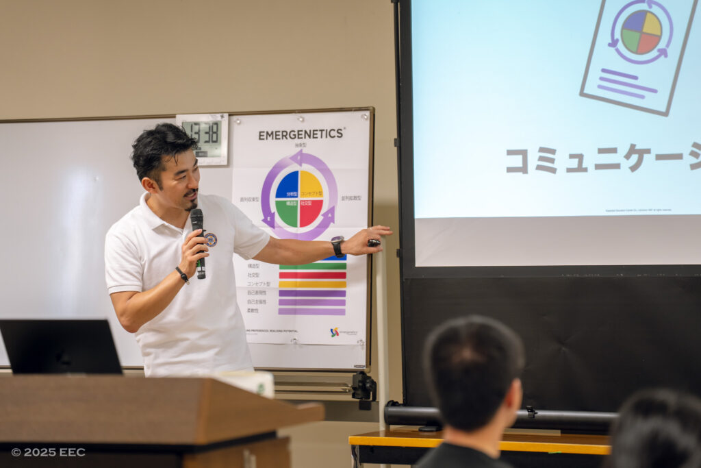 alt="EEC-EG入門コースで解説をする有限会社エッセンシャルエデュケーションセンター代表の田中翔紘"
