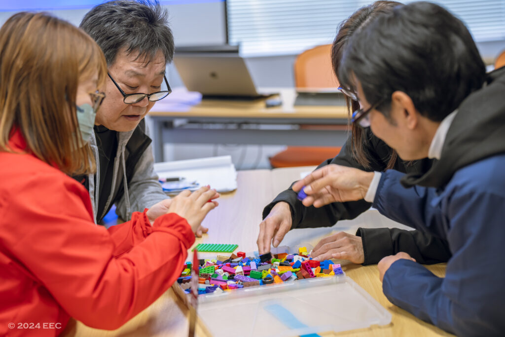 alt="違いを活かしてワークショップに取り組む様子"