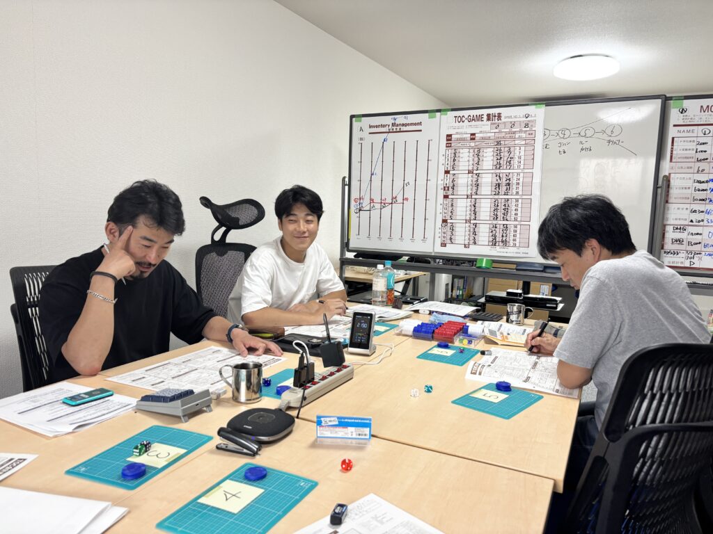 alt="エッセンシャルエデュケーションセンターのメンバーが学ぶ様子"