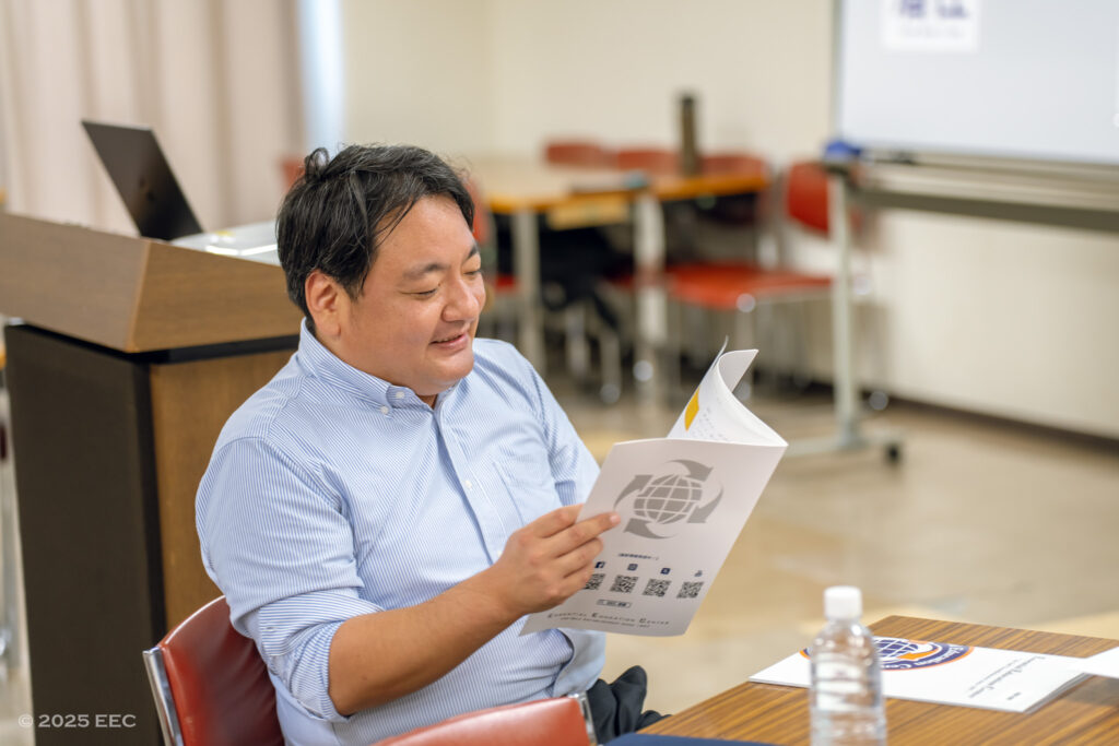 alt="自分のプロファイルを見て、学ぶEEC-EG入門コース参加者"