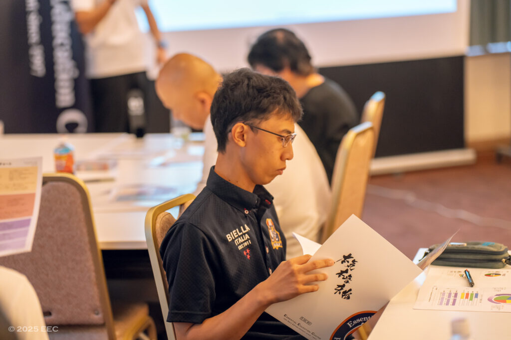 alt="自分のEGプロファイルを見つめ、学ぶEG入門コース参加者"