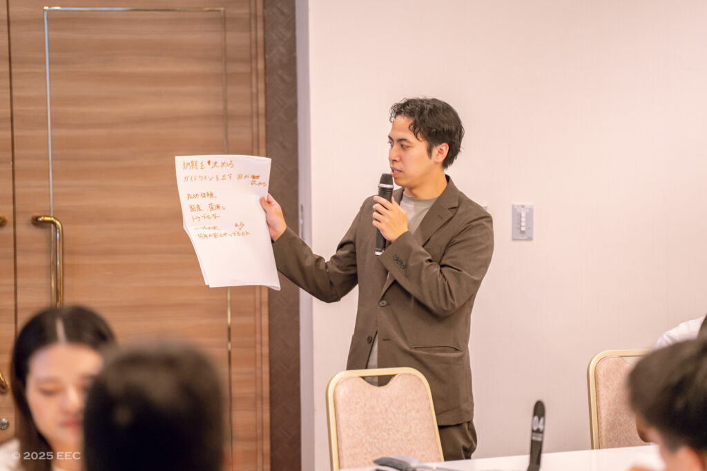 alt="相手の思考特性を参考にプレゼンする入門コース参加者"