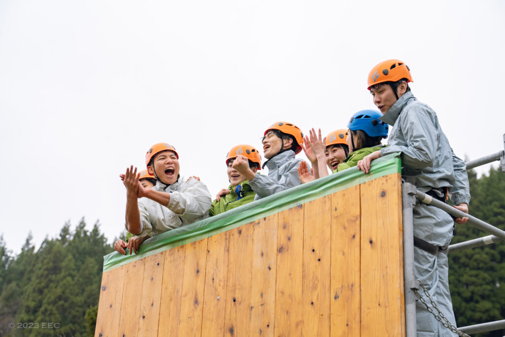 alt="ミッションの達成を喜ぶ新入社員"