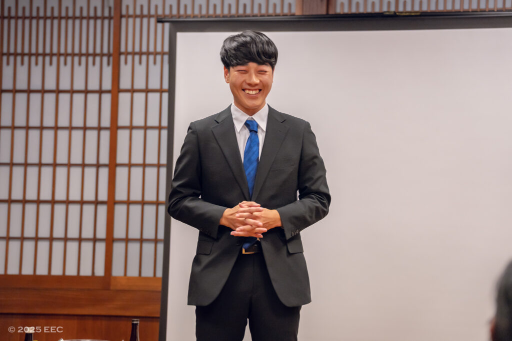 alt="経営指針発表会担当として挨拶をする有田優也"