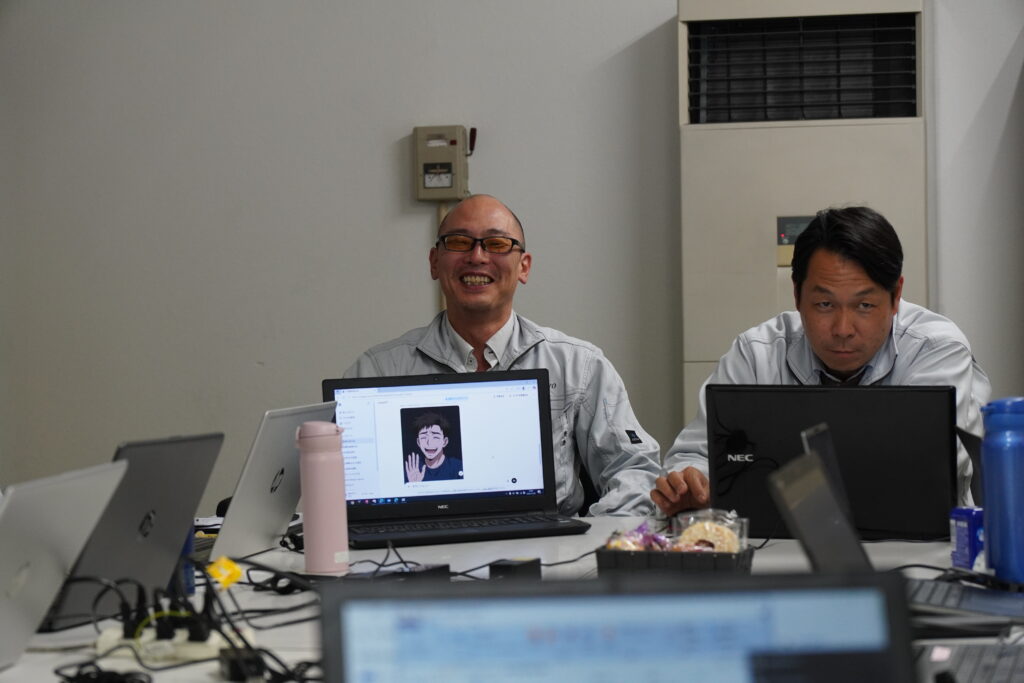 alt="AIを使って生成した画像を見せる参加者"