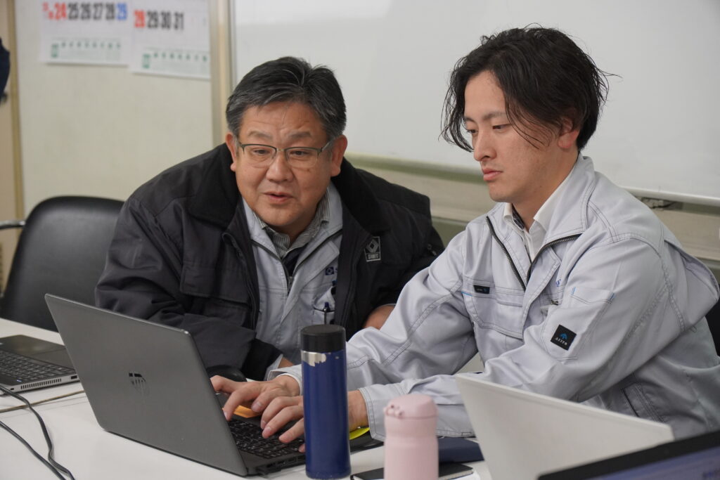 alt="AIの活用法を体験的に学ぶ参加者"