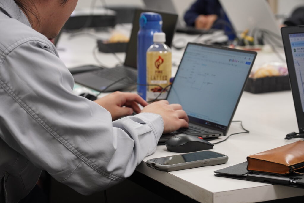 alt="適切なプロンプトを駆使して学びを進める参加者"