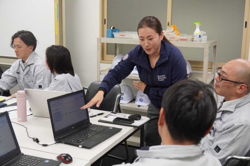 alt="AIスキルアップ研修を実施するエッセンシャルエデュケーションセンターの副島"