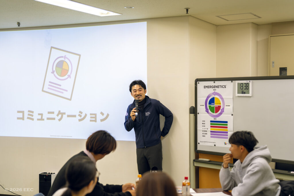 alt="コミュニケーションの重要性を語る有限会社エッセンシャルエデュケーションセンター代表の田中翔紘"