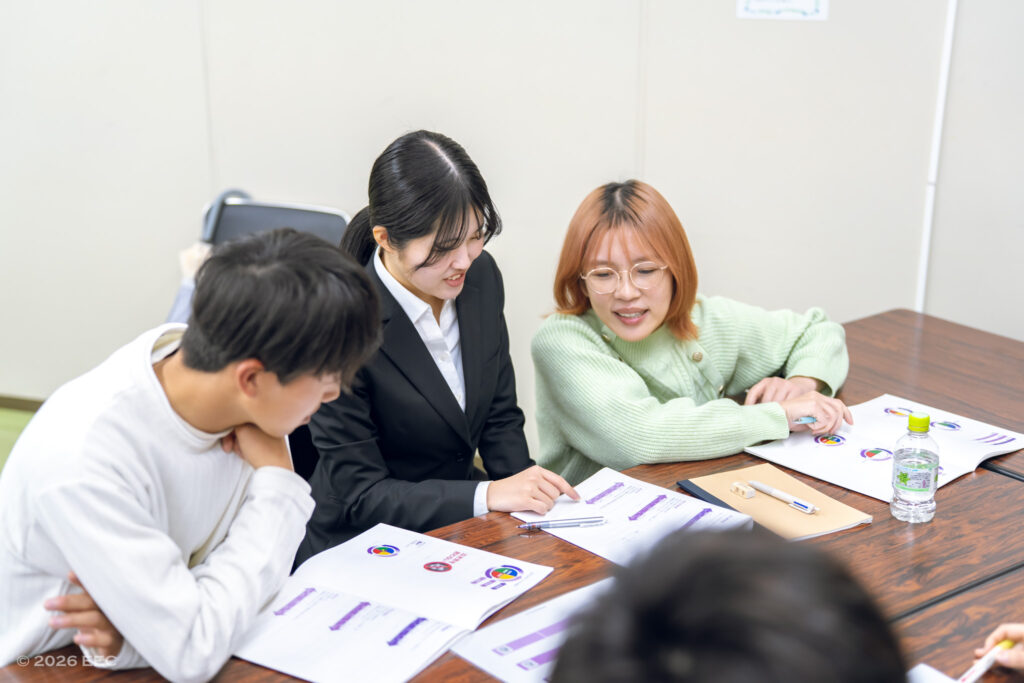 alt="お互いの思考特性や行動特性を交流するEEC-EGの参加者"