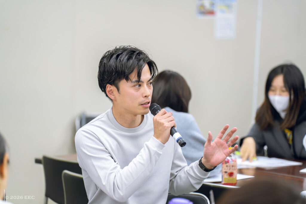 alt="学びを発表するEEC-EGの参加者"