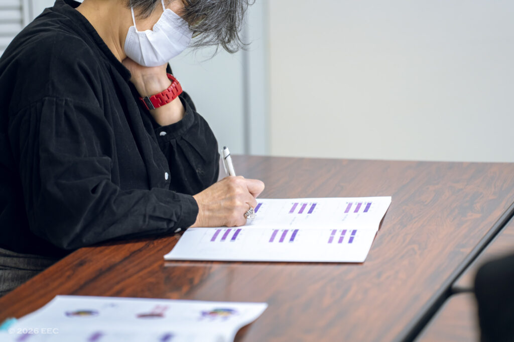alt="自分の思考特性や行動特性に向き合うEEC-EGの参加者"