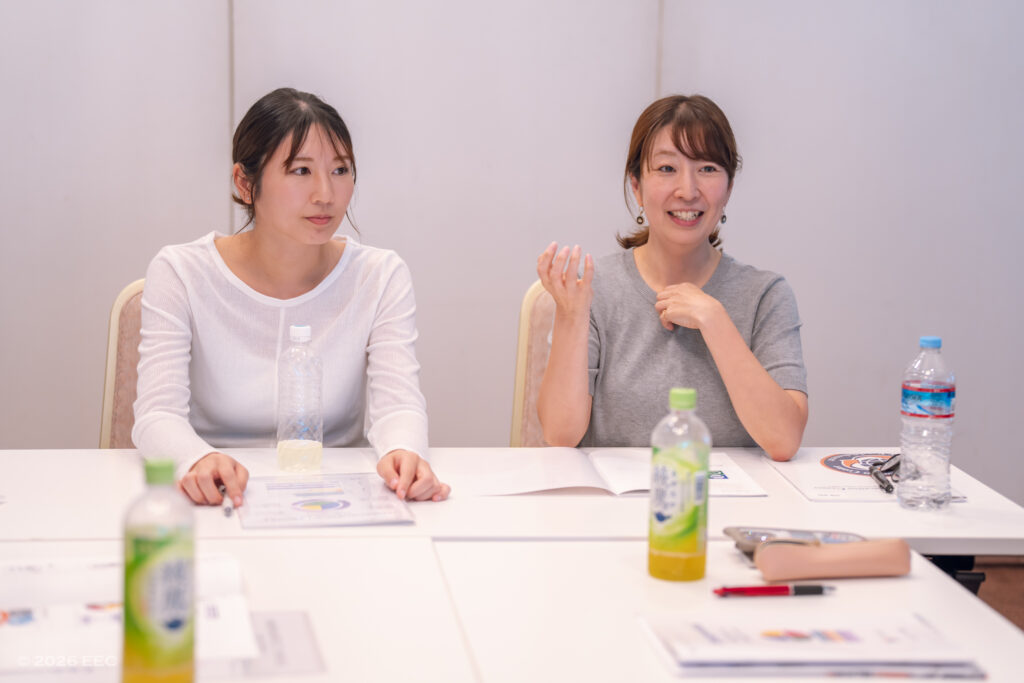 研修の感想を和やかに語り合う、EEC-EG入門コースの女性参加者2名
