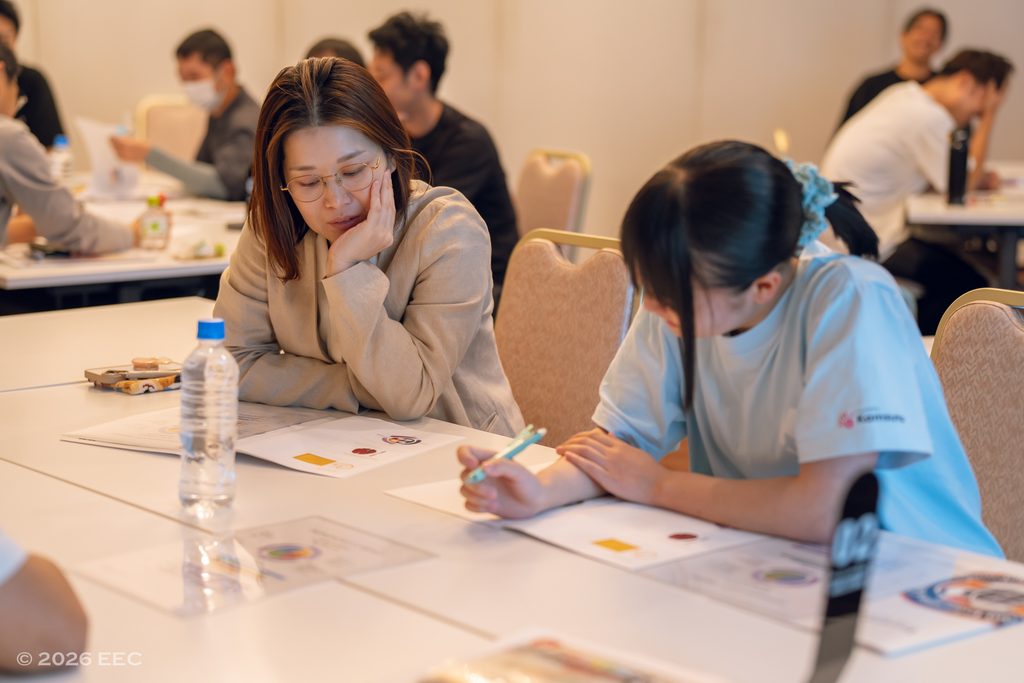 配布されたプロファイル資料を読み込み、自身の特性と向き合う女性参加者2名